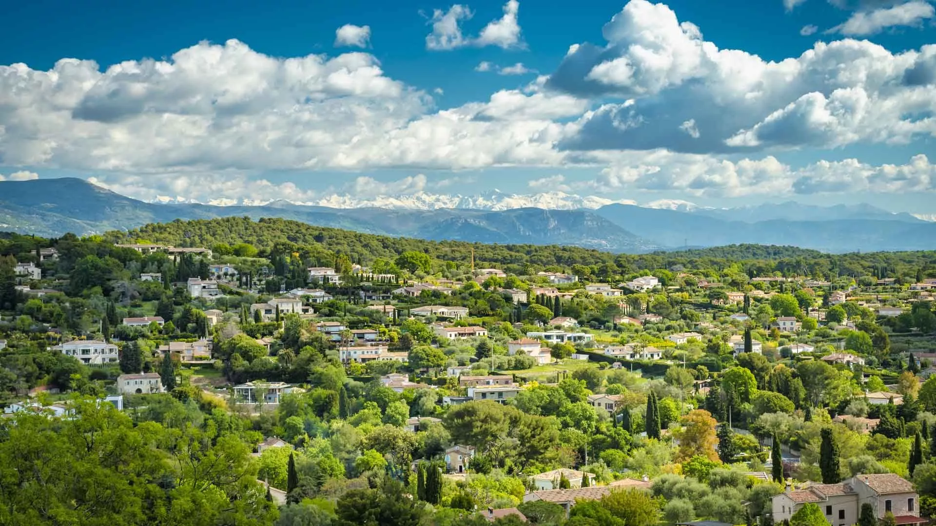 Vue aérienne panoramique de Mougins et ses propriétés d'exception